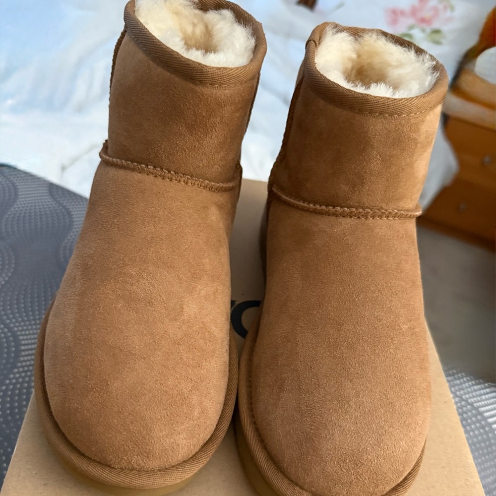 Uggs Women's Classic Mini II Boot in size 5.
New never worn in original box.
